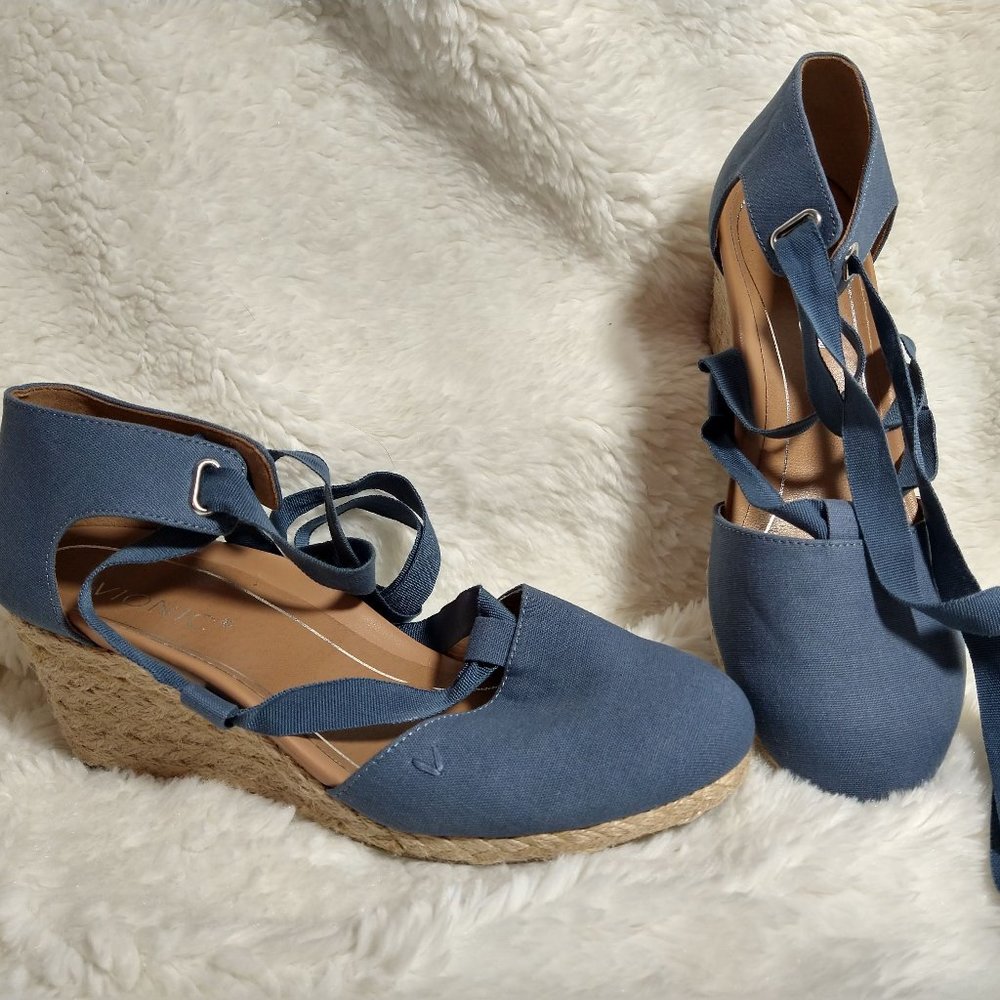 Vionic Sandals (9.5) dusty blue. Lightly used, no wear signs. Denim perfect